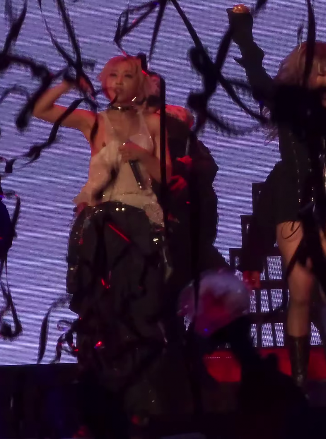 lsnkaKk5 Kpop Nip slip on stage 09.png
